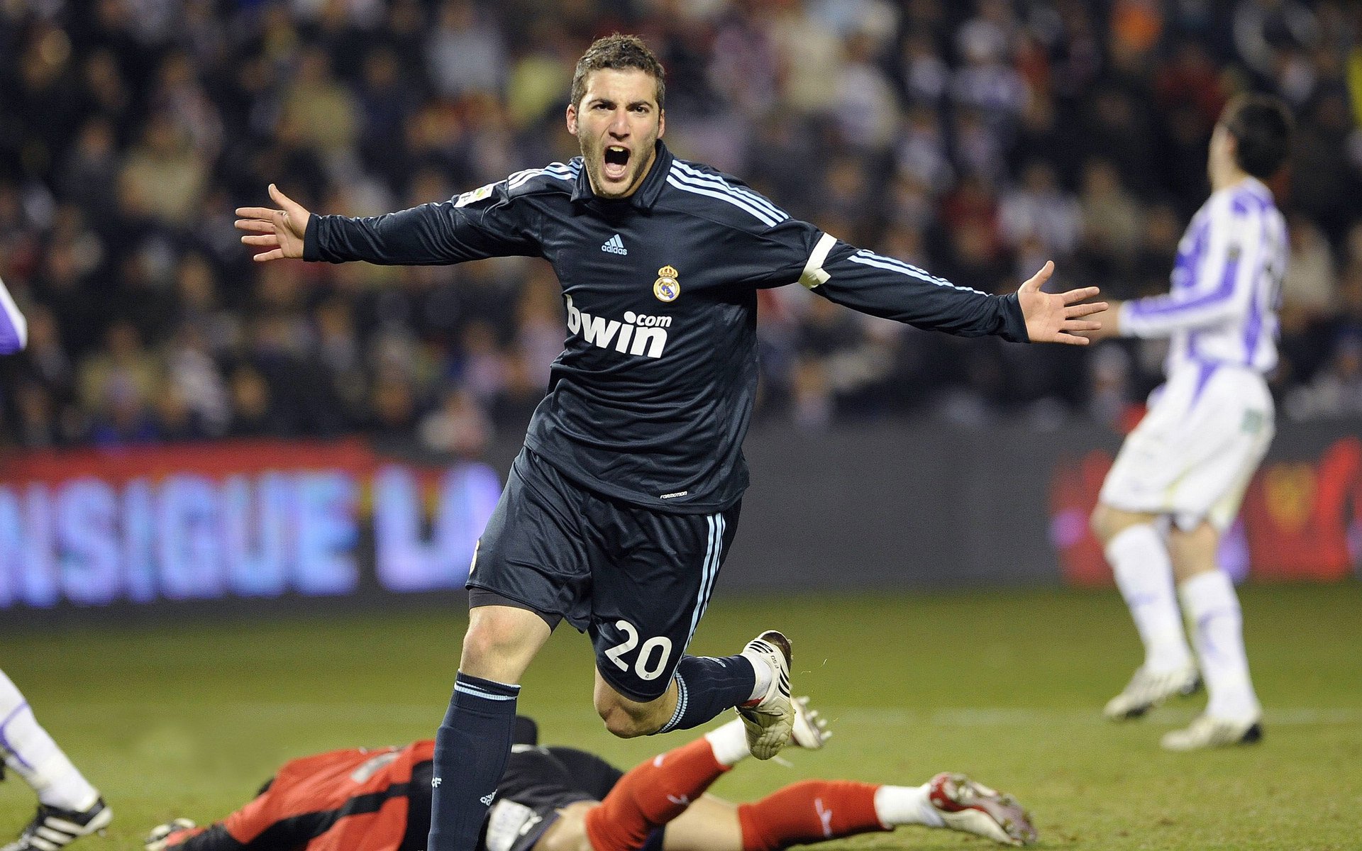 姆巴佩梅开二度皇马西甲四球横扫巴伦西亚,皇马签下姆巴佩